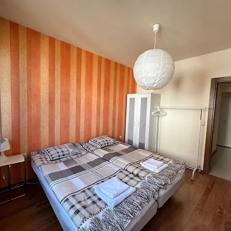 Neon Luxury Next To The Gondola * Μπάνσκο